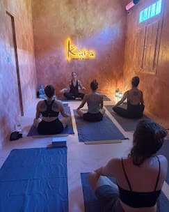 Aula de yoga no Kura com alunas nos tapetes