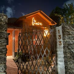Fachada iluminada do Kura no Poço da Panela